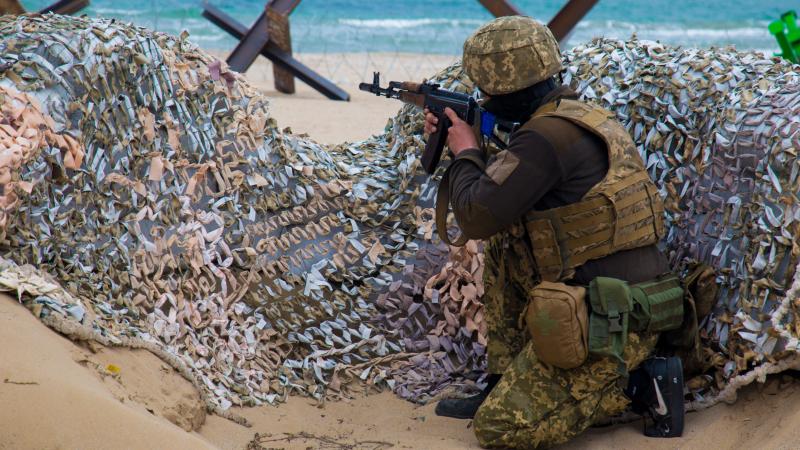 Ukrainas karavīrs pozīcijā pie Odesas