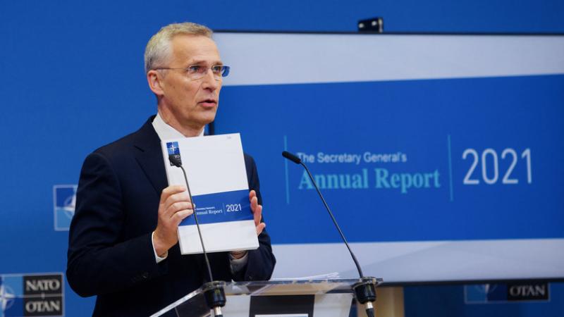 NATO ģenerālsekretārs J. Stoltenbergs iepazīstina ar 2021. gada NATO ikgadējo ziņojumu Foto: NATO