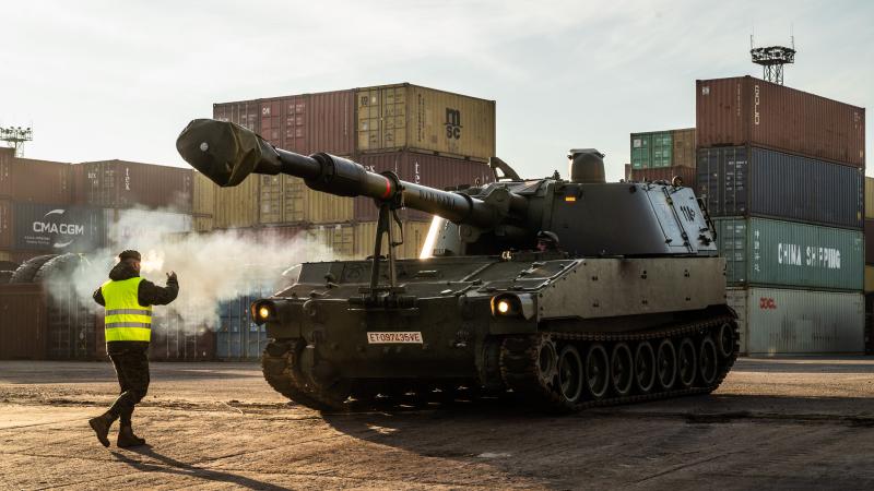 Kanādas bruņoto spēku artilēerijas sistēmas tiek izkrautas Rīgas ostā
