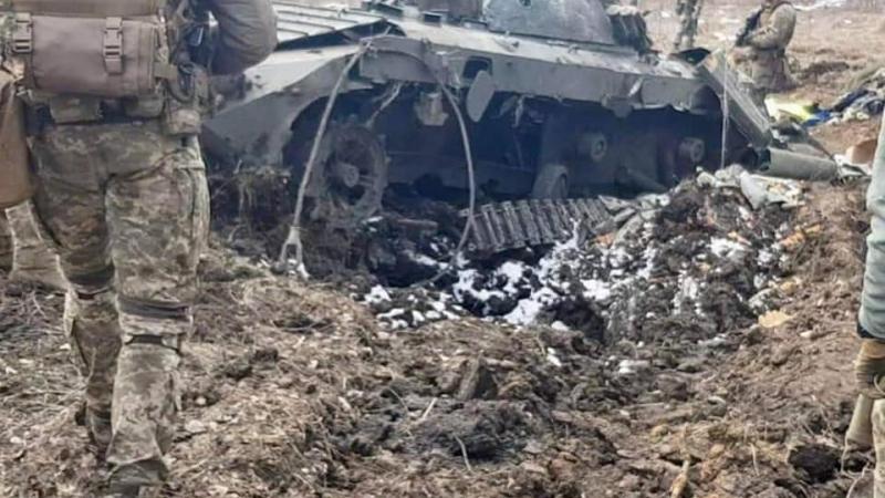 Ukrainas bruņoto spēku karavīri pie iznīcinātās krievu okupantu kājnieku kaujas mašīnas BMP-2