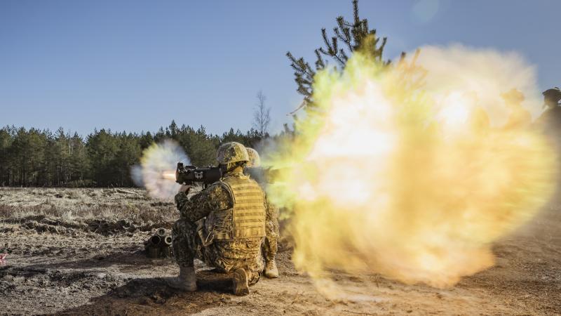 Karavīri apgūst jaunās prettanku ieroču sistēmas “Carl-Gustaf M4” darbību  štāba virsseržants Gatis Indrēvics/Aizsardzības ministrija
