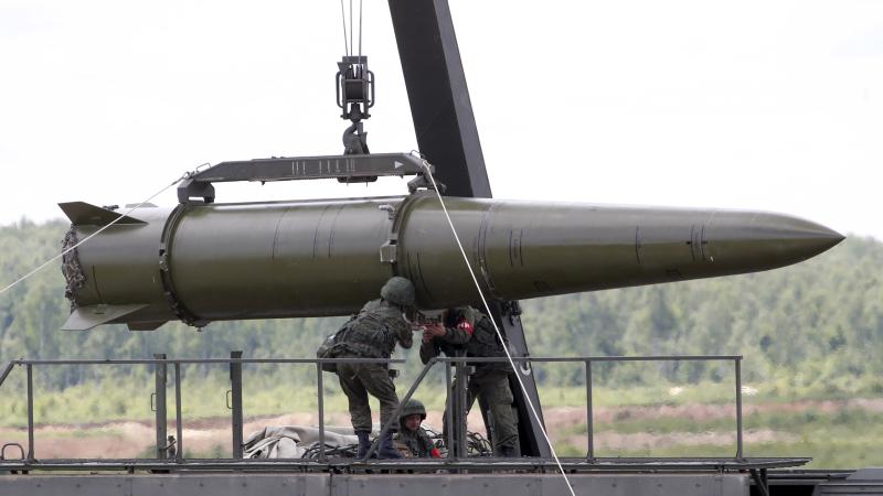 Agresorvalsts Krievijas karavīri ielādē raķešu palaišanas iekārtā taktisko ballistisko raķeti Iskander