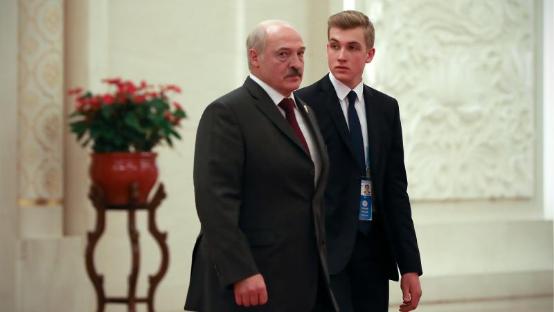 Baltkrievijas pašpasludinātais diktators Aleksandrs Lukašenko ar dēlu Nikolaju