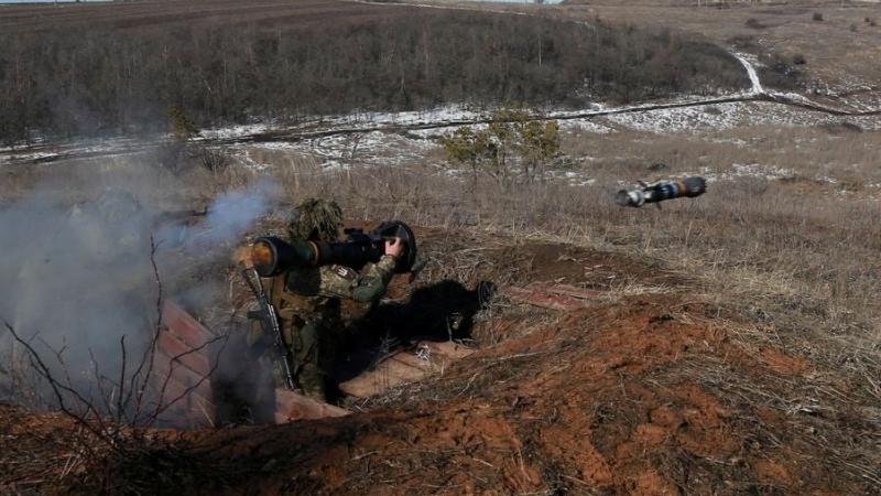 Ukrainas karavīrs izšauj prettanku raķeti NLAW