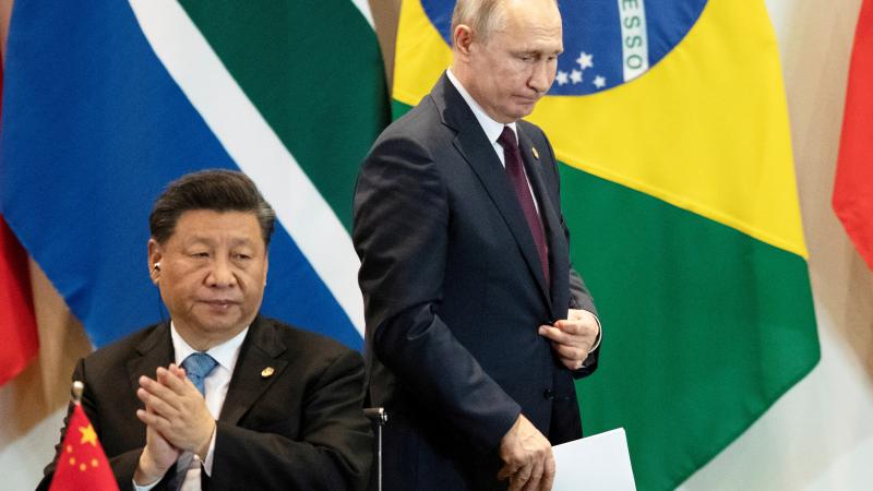 Ķīnas prezidents Sji Dzjiņpins un Krievijas diktators Vladimirs Putins