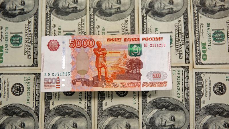 Rubļu un dolāru banknotes