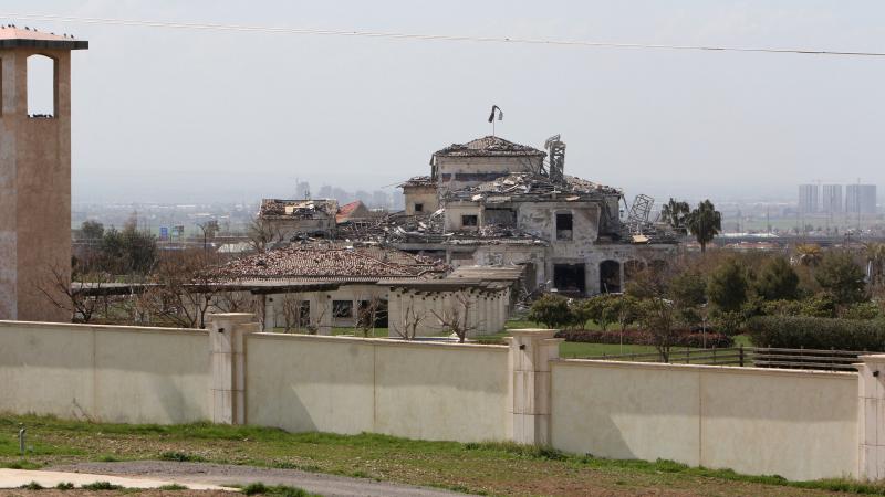 Skats uz sagrauto ēku pēc raķešu uzbrukumiem Erbilā, Irākā