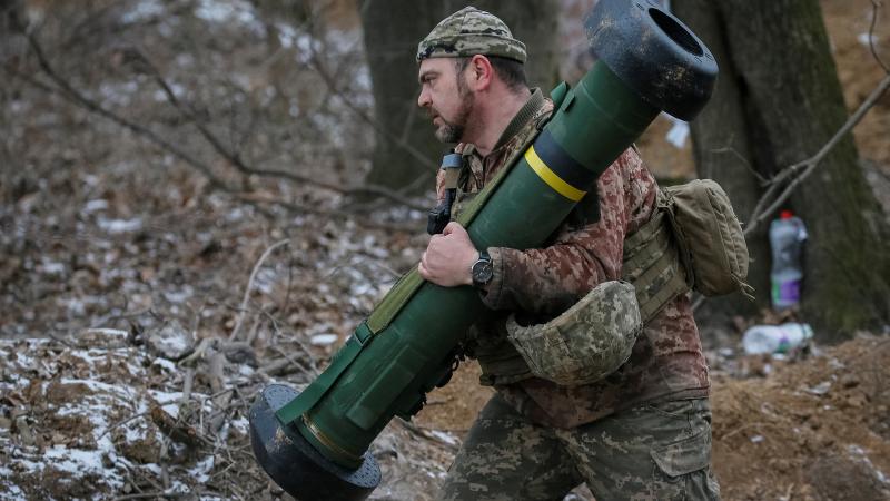 Ukrainas karavīrs tur raķešu sistēmu "Javelin" frontes līnijā Kijivas ziemeļu reģionā