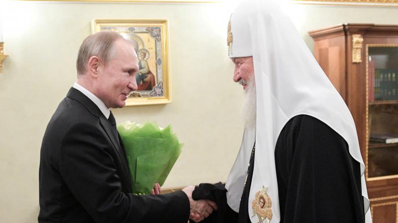 Krievijas diktators Vladimirs Putins un Krievijas pareizticīgās baznīcas galva Maskavas un viskrievijas patriarhs Kirils