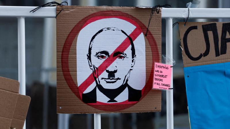 Putina portrets pie Krievijas vētsniecības Tallinā