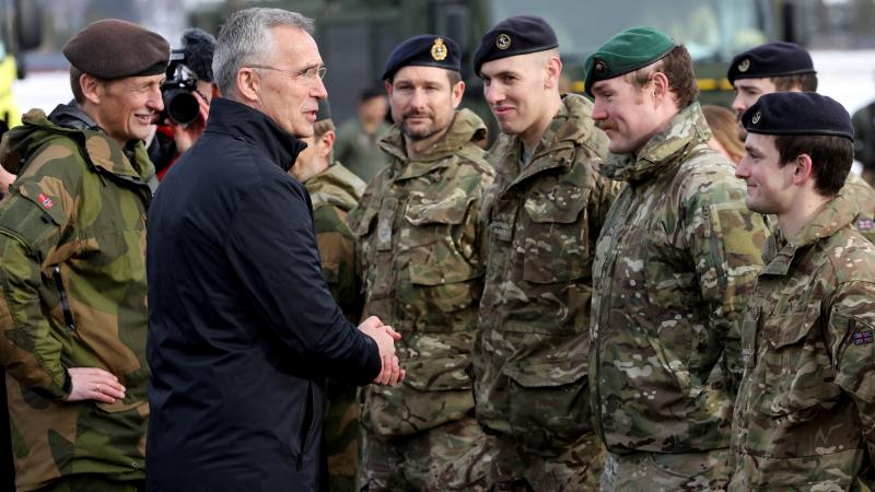 NATO ģenerālsekretārs Jenss Stoltenbergs tiekas ar britu karavīriem mācību "Cold Response" laikā Norvēģijā