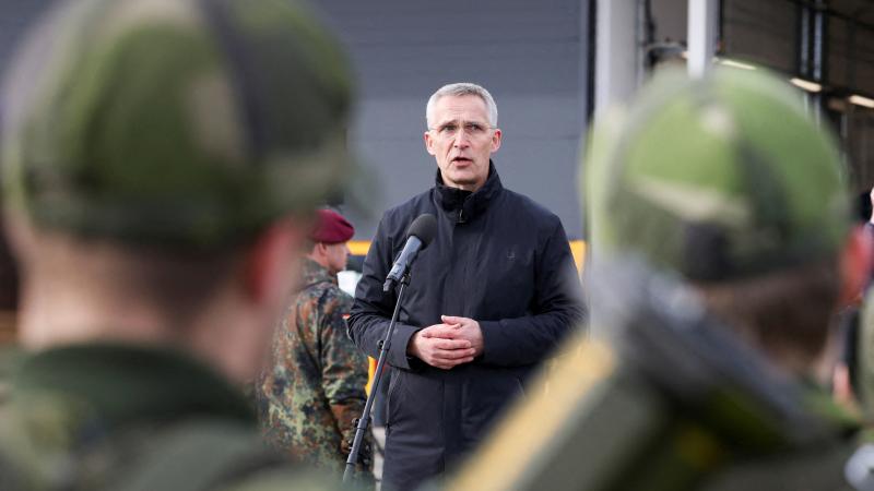 NATO ģenerālsekretārs Jenss Stoltenbergs uzrunā karavīrus militāro mācību "Cold Response 2022" ietvaros, pulcējot aptuveni 30 000 karavīru no NATO dalībvalstīm, kā arī Somijas un Zviedrijas bāzē Bardufosā, Norvēģijā