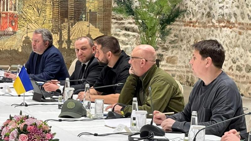 Ukrainas delegācija miera sarunās ar agresorvalsti Krieviju Stambulā Turcijā