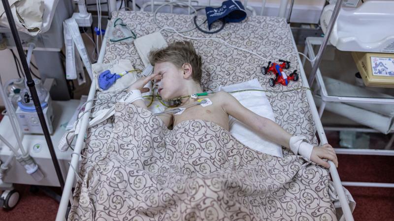 Trīs gadus vecs zēns, kurš tika ievainots Mariupoles apšaudes laikā