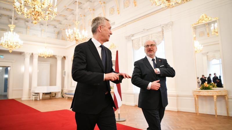 NATO ģenerālsekretārs Jenss Stoltenbergs un Valsts prezidents Egils Levits Rīgas pilī