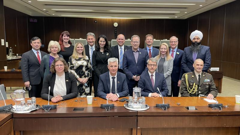 Aizsardzības ministrs, tiekoties ar Kanādas parlamenta deputātiem