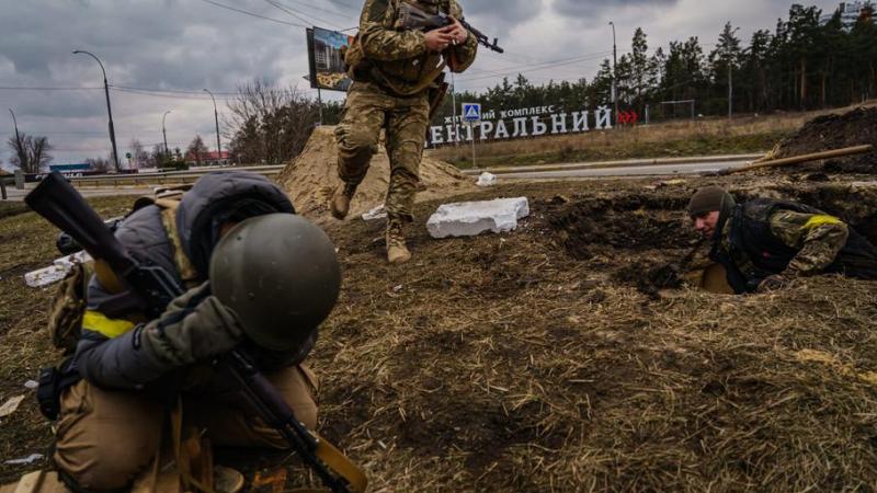 Ukrainas karavīri svētdien, 2022. gada 6. martā, steidzas sagatavoties pret ienākošo Krievijas spēku artilērijas uguni, aizstāvot Irpinas pilsētu Ukrainā./Foto: Marcus Yam, Los Angeles Times/TNS/stripes.com