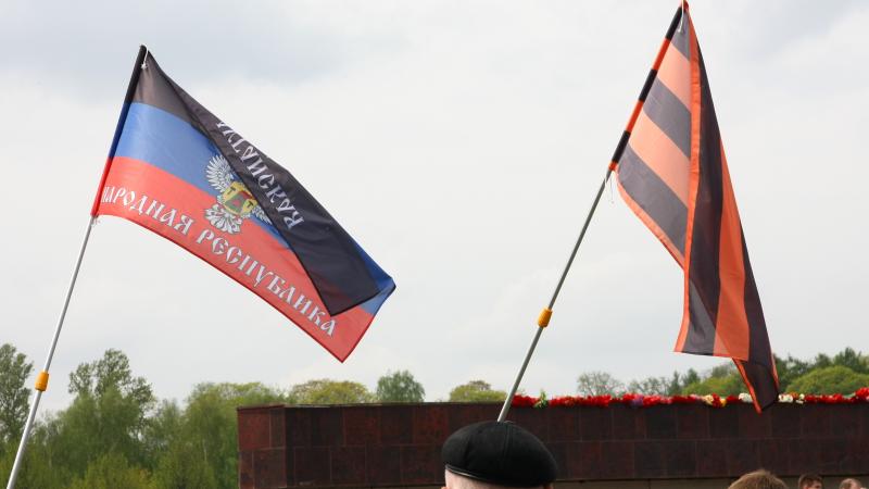 Prokrieviskie aktīvisti ar Ukrainas pašpasludināto republiku karogu Otrā pasaules kara upuru