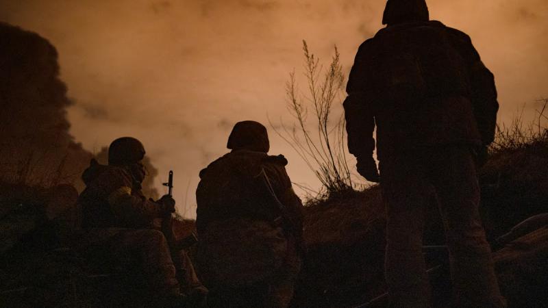 Ukrainas karavīri aizsargpozīcijās pret Krievijas okupantu spēkiem
