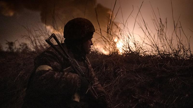 Ukrainas karavīrs ieņemt aizsargpozīcijas pret Krievijas okupantu spēkiem