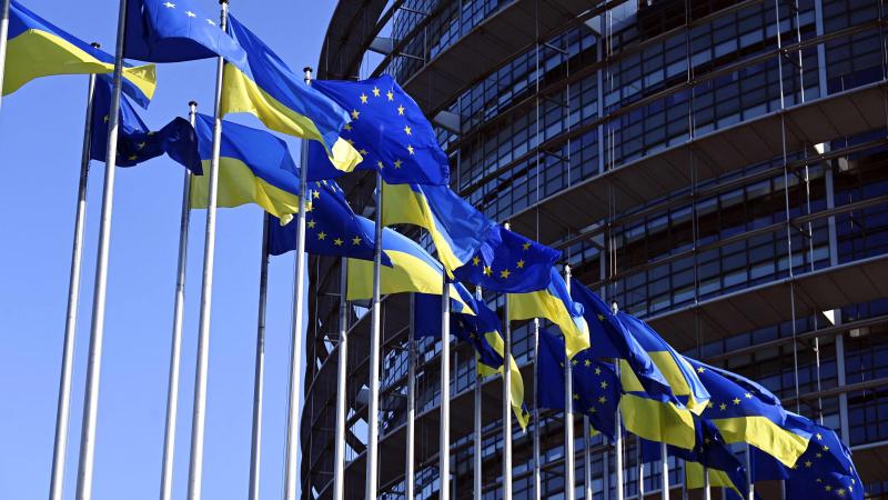 Ukrainas un Eiropas Savienības karogi pie Eiropas Parlamenta ēkas