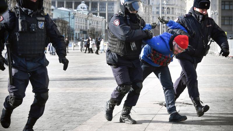 Krievijas spēka struktūras Maskavā vardarbīgi apspiež pretkara demonstrāciju