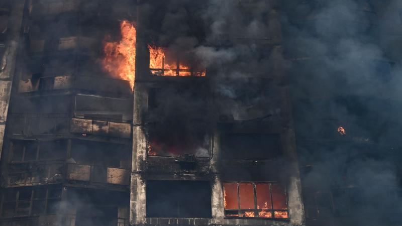 Krievijas okupācijas spēku sabombardēta dzīvojamā ēka Kijivā