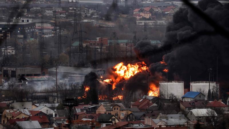 Ugunsgrēka pēc Krievijas okupācijas spēku gaisa trieciena Ukrainas rietumu pilsētā Ļvovā,