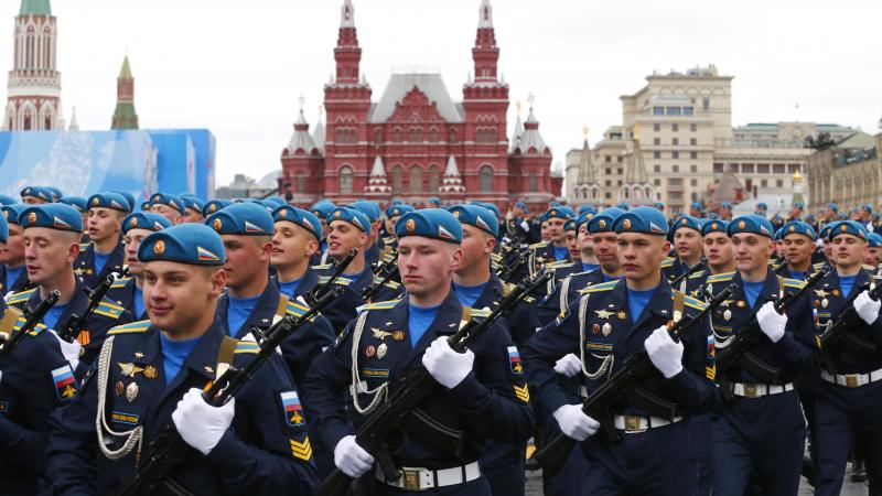 Krievijas militāro skolu kadeti Sarkanajā laukumā Uzvaras dienas militārās parādes laikā Maskavā