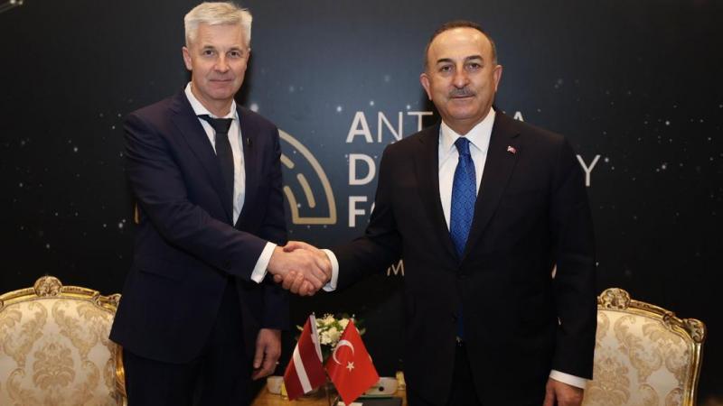 Aizsardzības ministrs Artis Pabriks un Turcijas ārlietu ministrs Mevluts Čavušoglu (Mevlüt Çavuşoğlu)