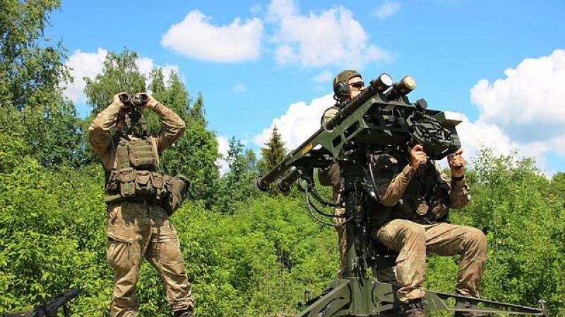 Lietuvas karavīri izmanto pretgaisa aizsardzības sistēmas "Stinger"