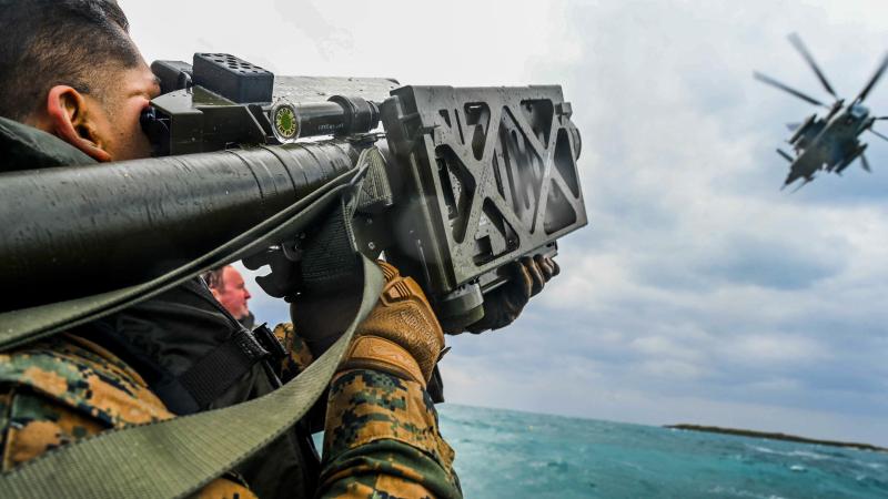 Karavīri aizvada treniņus ar ASV ražotajām pretgaisa aizsardzības raķetēm “Stinger”