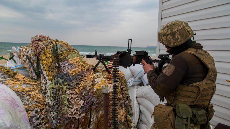 Ukrainas bruņoto spēku karavīrs Melnās jūras piekrastē