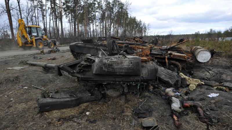 Ukrainas aizstāvju iznīcināts krievu okupantu tanks un beigtie okupanti pie Dmitrovkas ciema, netālu no Kijivas