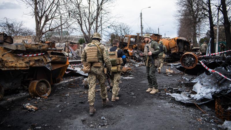 Ukrainas bruņoto spēku karavīri pie sašautās krievu okupantu kaujas tehnikas atbrīvotajā Irpiņā