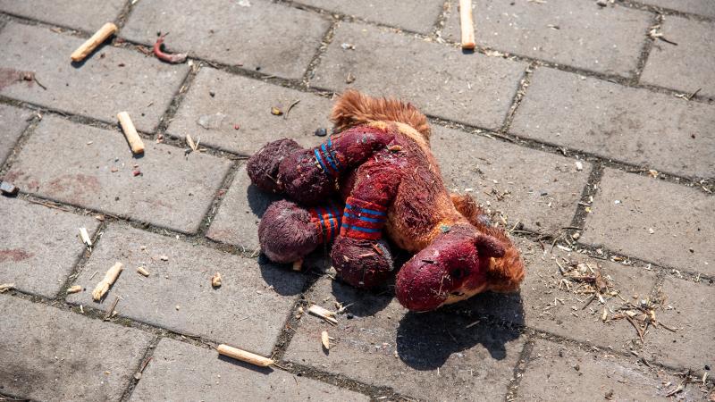 Kramatorskas dzelzceļa stacijā atstāta bērna rotaļlieta pēc Krievijas gaisa uzlidojumā, kurā nogalināti vismaz 39 cilvēkus un 87 ievainojot. 