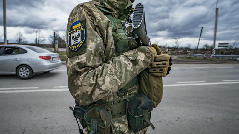 Ukrainas bruņoto spēku karavīrs kontrolpunktā pie Čerņihivas