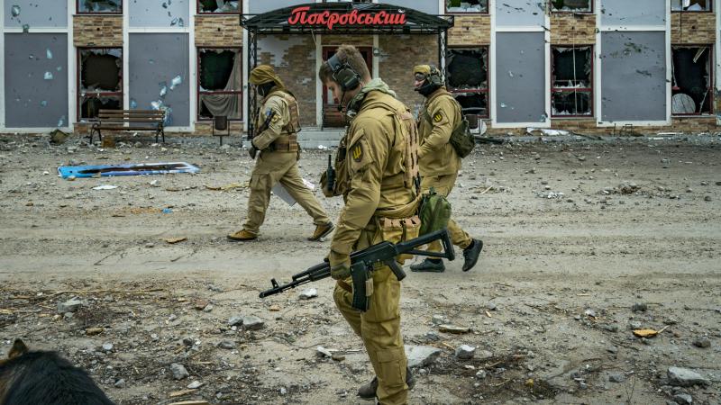 Ukraiņu aizstāvji patruļas laikā 