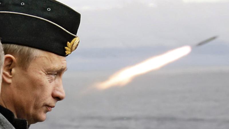 Krievijas diktators Vladimirs Putins vēro raķešu šaušanas mācības