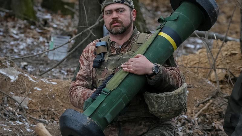 Ukrainas karavīrs ar ASV ražoto prettanku raķeti "Javelin"
