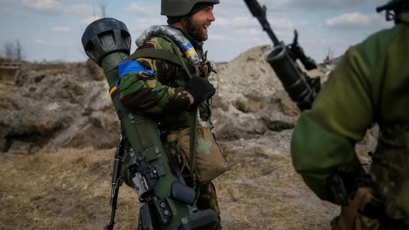 Ukrainas karavīrs ar nākamās paaudzes vieglo prettanku ierocis (NLAW), atrodoties frontes līnijā Kijivas ziemeļos/Foto: Reuters/Scanpix