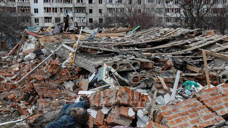 Krievijas okupantu nogalināts Borodjankas civiliedzīvotājs un izpostītā pilsēta