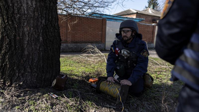 Nesprāgušas munīcijas iznīcināšanas komandas darbinieks Ukrainā