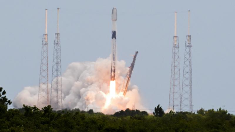 “SpaceX Falcon 9” raķete ar 53 “Starlink” satelītiem paceļas no Kanaveralas zemesraga