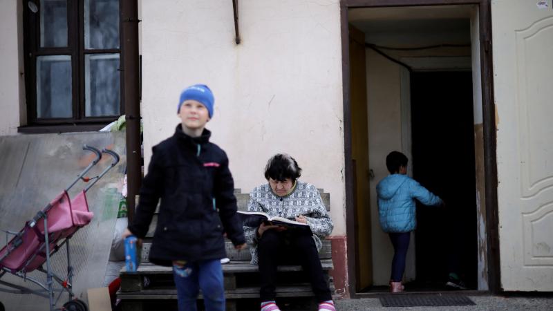 Kāda ukrainiete un bērni Dņepro apgabala Novomoskovskas pilsētā bēgļu patversmē/Foto: REUTERS