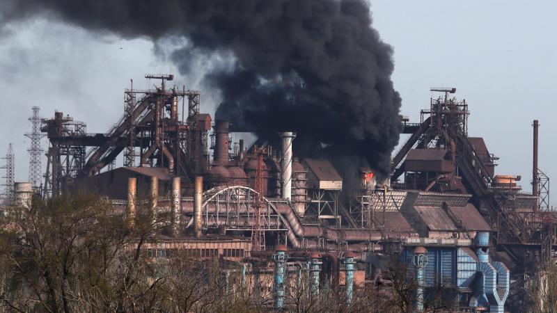 Dūmi virs Azovstal dzelzs un tērauda rūpnīcas Mariupolē