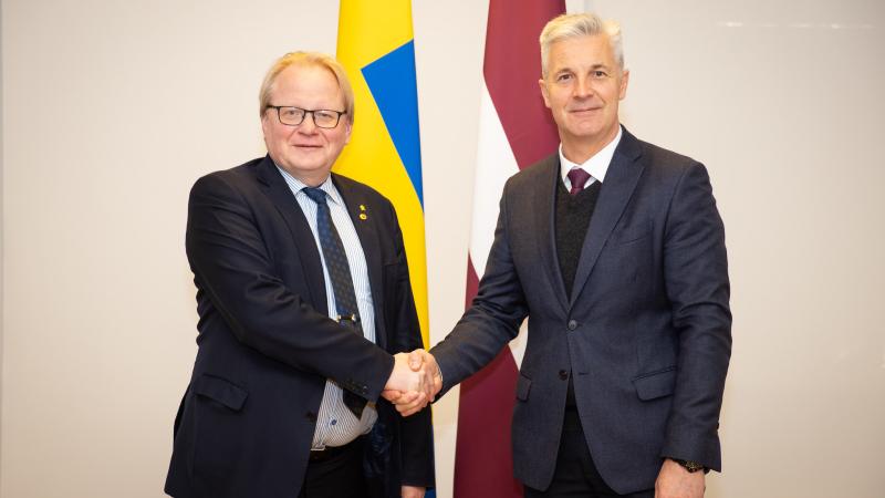 Zviedrijas aizsardzības ministrs Peters Huldkvists kopā ar Latvijas aizsardzības ministru Arti Pabriku