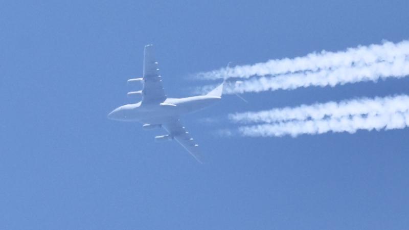 Ķīnas gaisa spēku transporta lidmašīna "Y-20" lidojumā uz Serbiju