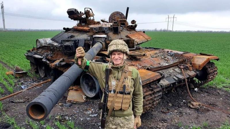 Ukraiņu karavīrs pie iznīcināta krievu “T-90A” tanka 