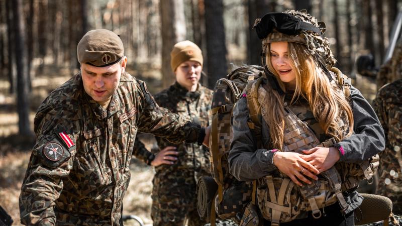 Jaunieši Sauszemes spēku Mehanizētās kājnieku brigādes atvārto durvju dienās